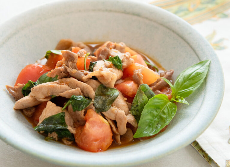 10分で完成⁉️子供取り分け！大人も楽しめる😋豚肉とトマトのバジルソテー